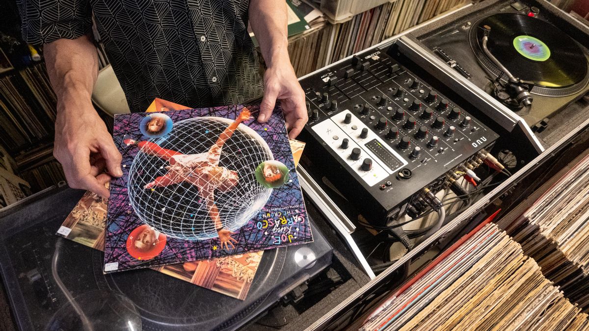 Los vinilos pueden escucharse allí mismo gracias a los tocadiscos a disposición de los clientes, de forma sosegada y sin presión crematística.