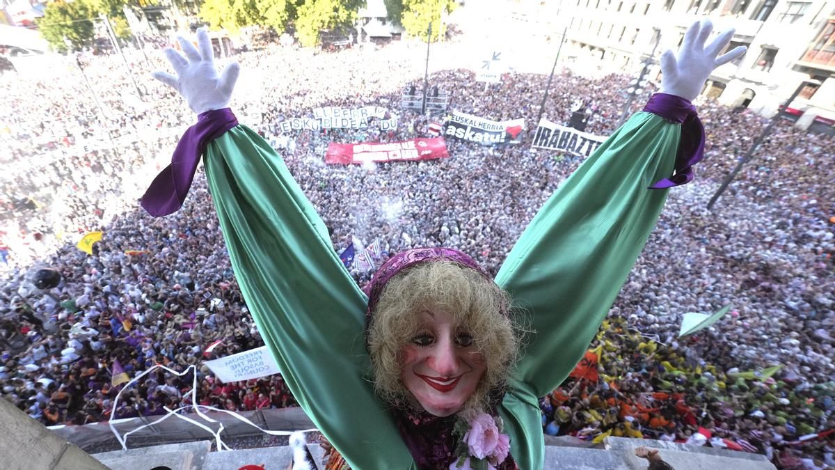 Bilbao se entrega a la fiesta al ritmo incansable de Marijaia: "Aquí hay sitio para todos menos para los que no saben estar"