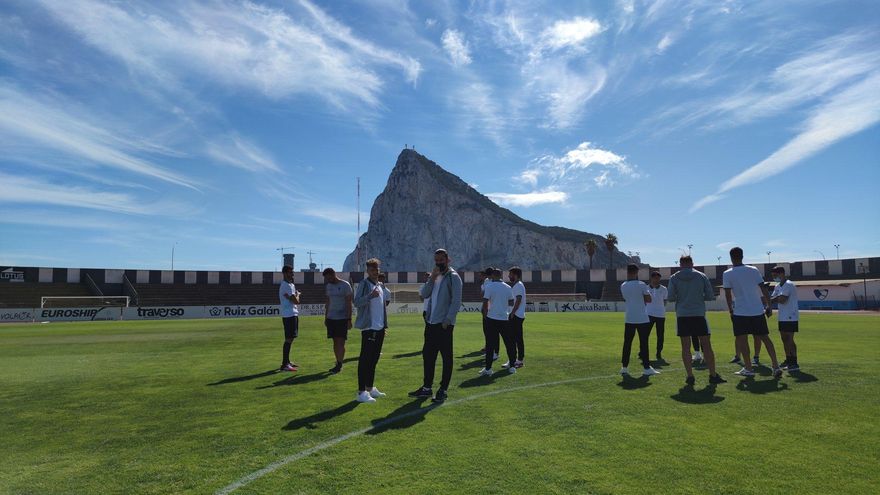 Jugadores del Córdoba sobre el césped del Municipal de la Línea