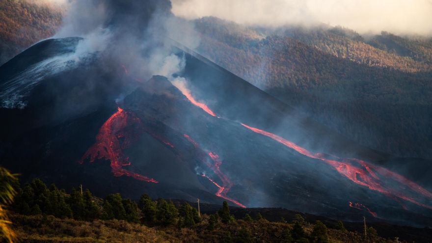 Un volcán incansable empuja a los vecinos a dejar La Palma mientras los curiosos no paran de llegar