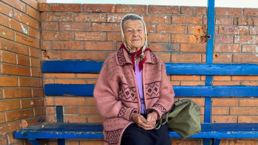 Una mujer espera el recién restablecido transporte público en la localidad ucraniana de Gostomel el pasado 11 de mayo. La capital ucraniana y los municipios de la región de Kiev que estuvieron ocupados por los rusos tratan de recuperarse de la invasión: ya han vuelto la luz y el agua, el tren entre Bucha y Kiev empezó a prestar servicio y también hay ya autobuses que van a la capital desde el bombardeado Gostomel. EFE/ Lourdes Velasco