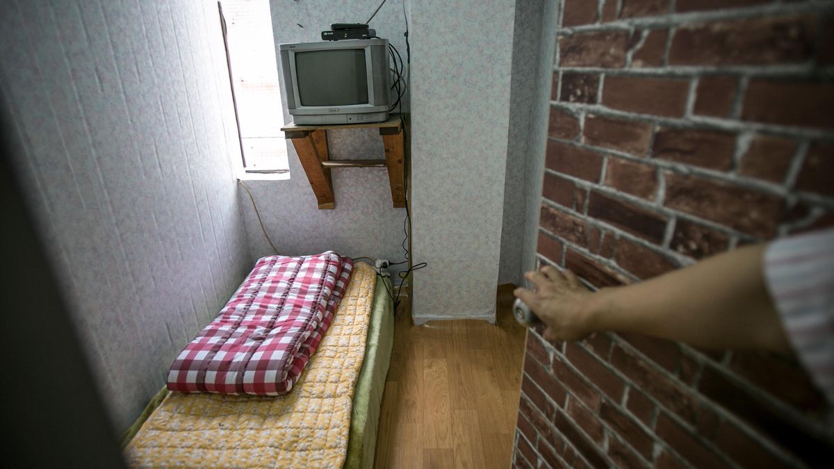 El propietario de una pensión muestra la habitación en la que se encontraba uno de los tres hombres que murieron solos y nadie reclamó su cuerpo