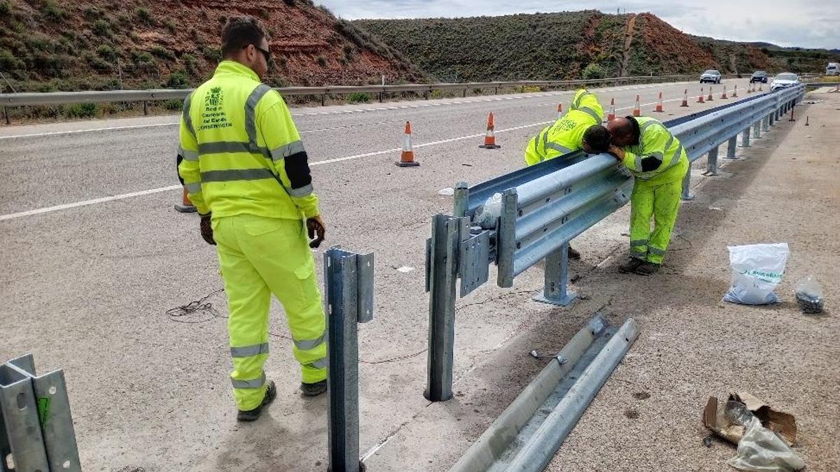 Operarios trabajando en un tramo de carreteras en la provincia de Teruel.