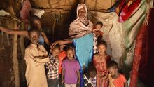 Hodo y sus nueve hijos viven desde hace tres años en un habitáculo hecho con ramas, sacos y mantas en un asentamiento para "refugiados climáticos" a las afueras de la capital de Somalilandia.