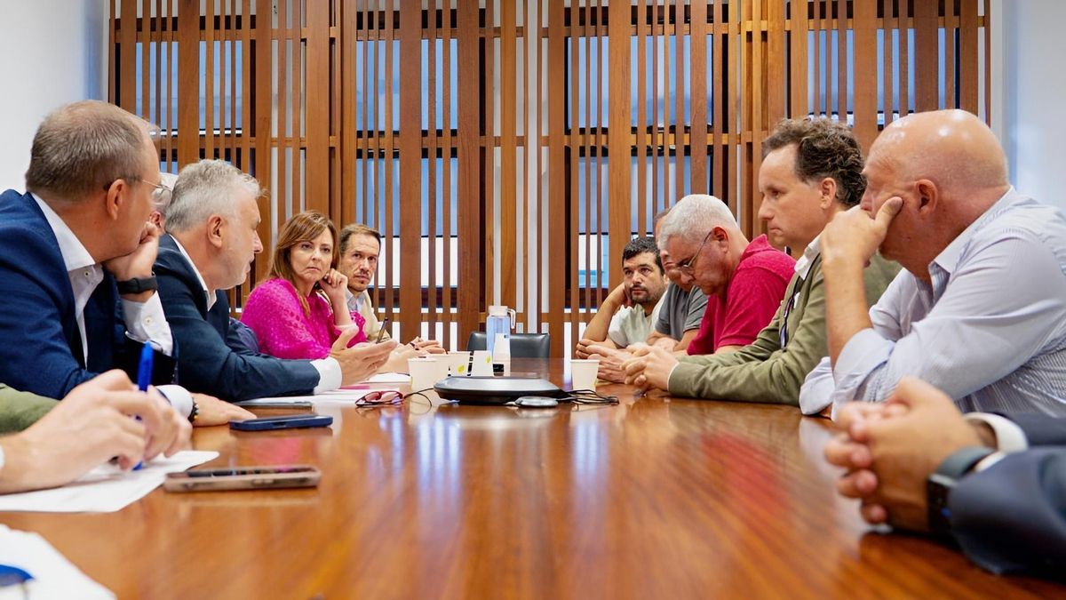 Reunión de los cargos públicos con  representante de Aseoakma antes de la Comisión Mixa de la Reconstruccion  celebrada el pasado 17 de octubre de 2025.