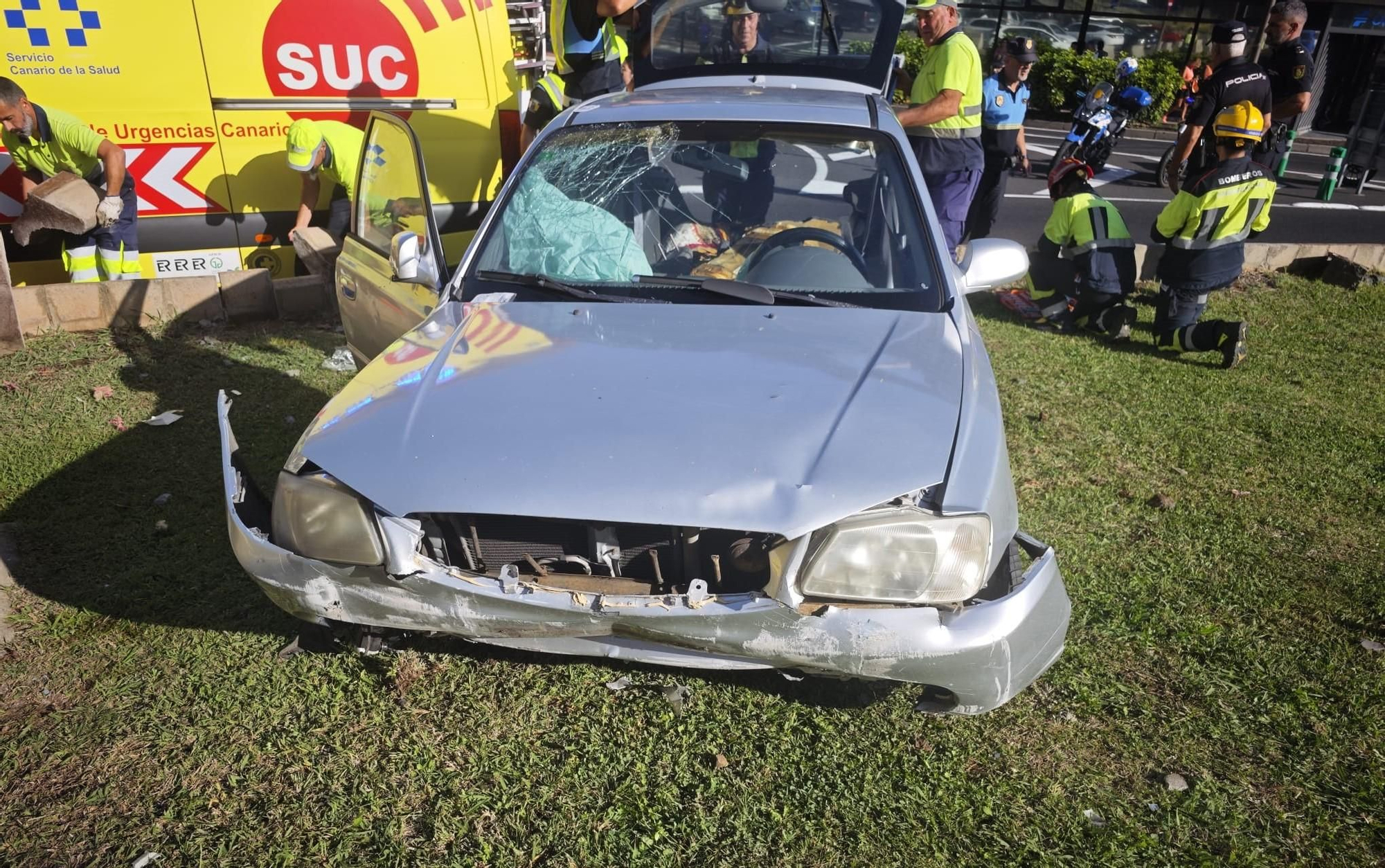 El coche tras su salida de la vía en la rotonda sur de Santa Cruz de La Palma . BOMBEROS LA PALMA