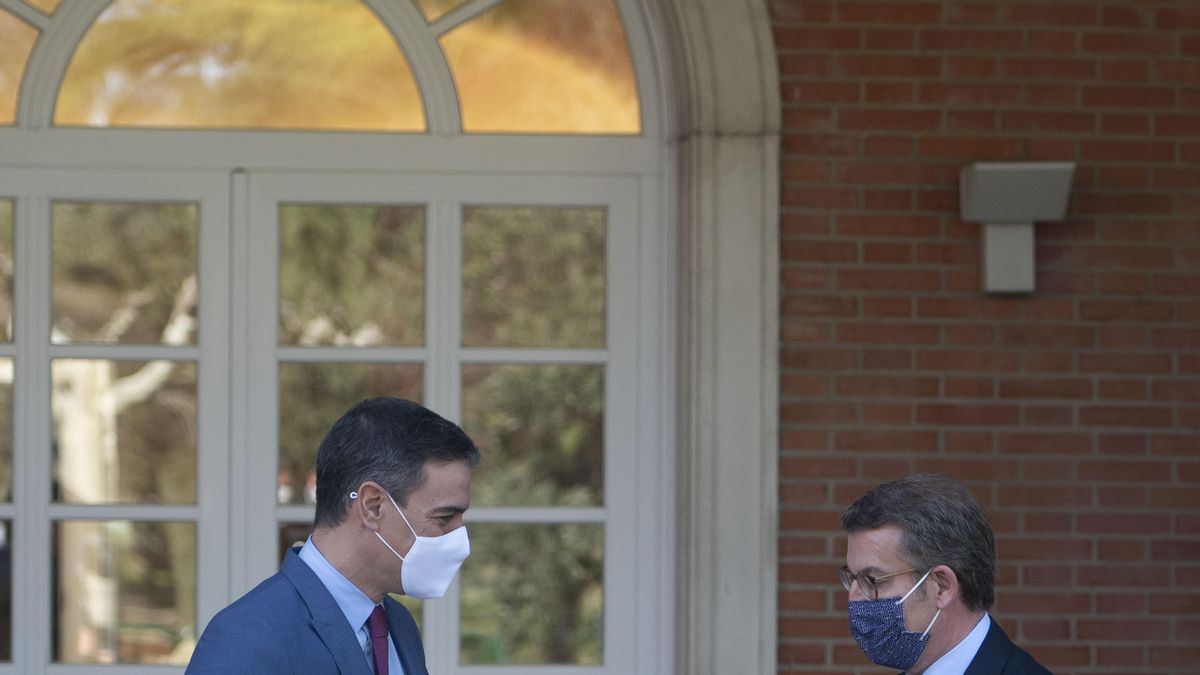 El presidente del Gobierno, Pedro Sánchez (i), recibe al presidente nacional del PP, Alberto Núñez Feijóo (d), en La Moncloa, a 7 de abril de 2022, en Madrid (España).