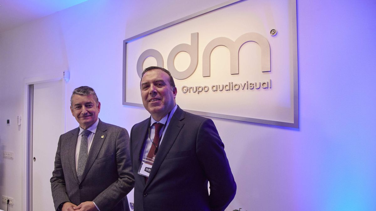 A la derecha, Gustavo Fuentes, director de ADM. A la izquierda, el consejero de Presidencia, Antonio Sanz