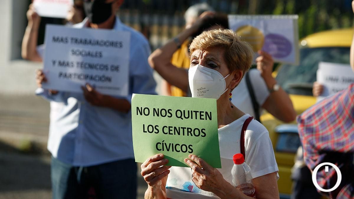 Encerrados contra el cerrojazo de los centros cívicos: “Son mucho más que un edificio”