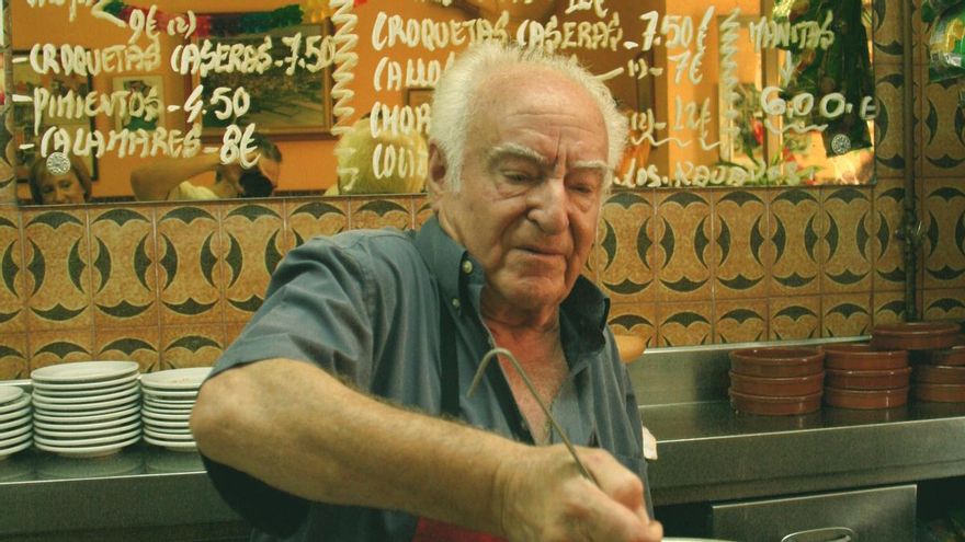 El hostelero más longevo de Madrid sigue sirviendo los mejores caracoles de la ciudad él mismo