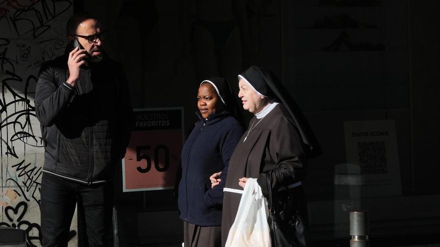 La madre superiora del convento de las Clarisas de Vitoria, Sor Isabel (d), y el vicario para la Vida Consagrada de la Diócesis de Vitoria-Gasteiz, Manuel Gómez Tavira.