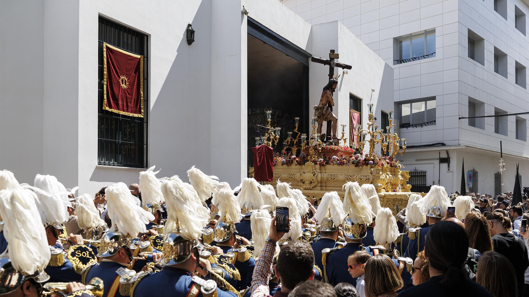 Los cascos emplumados saludan al alegórico Cristo del Sol en su salida