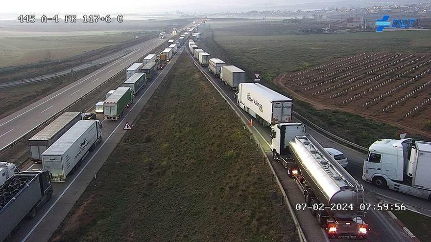 Las protestas agrícolas vuelven a cortar el tráfico en varias autovías principales de Castilla-La Mancha