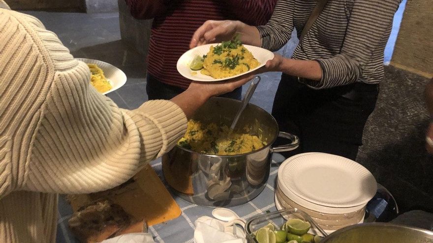 Pan, arroz con curry y una decena de voluntarios para dar una cena caliente a los sintecho de Donostia