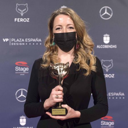 Pilar Palomero sostiene una de las tres estatuillar que ganó en los Feroz