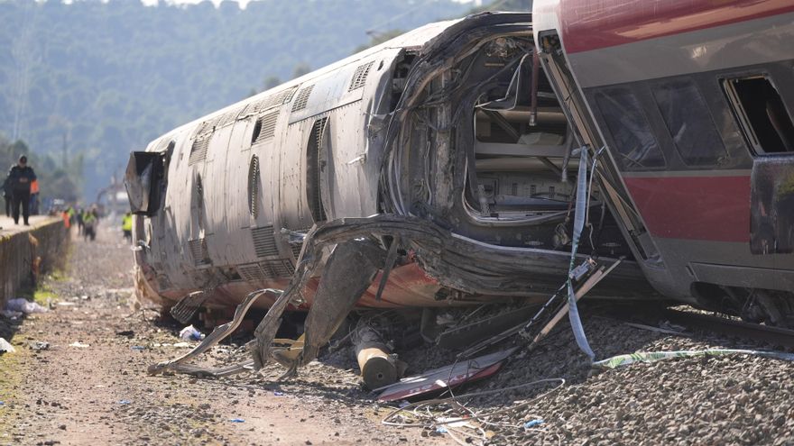 Uno de los vagones del tren de Iryo que descarriló, a 20 de enero de 2026, en Adamuz, Córdoba, Andalucía (España). El descarrilamiento de un tren de alta velocidad y la posterior colisión con otro convoy, ocurrido en la tarde de este domingo en Adamuz (Có
