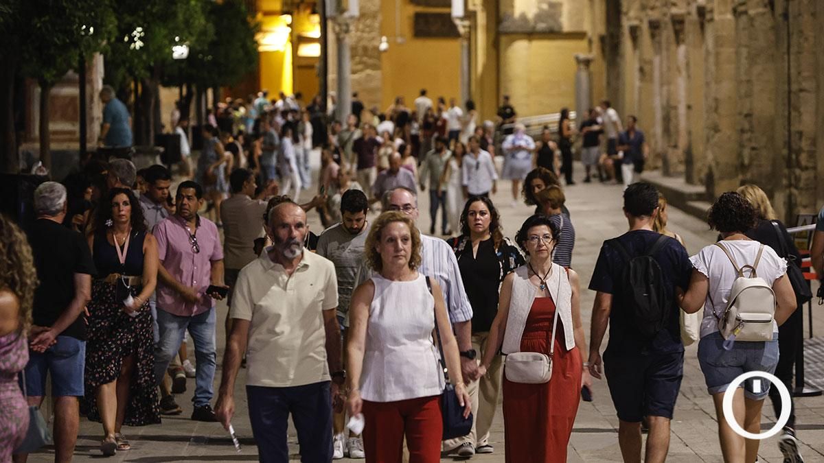Turistas visitando de noche la Mezquita Catedral en el Día del Patrimonio
