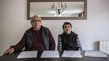 Juan y Paola llevan meses de papeleo para conseguir acceder a la sanidad universal. Él tiene cáncer de próstata y ella padece hipertensión.