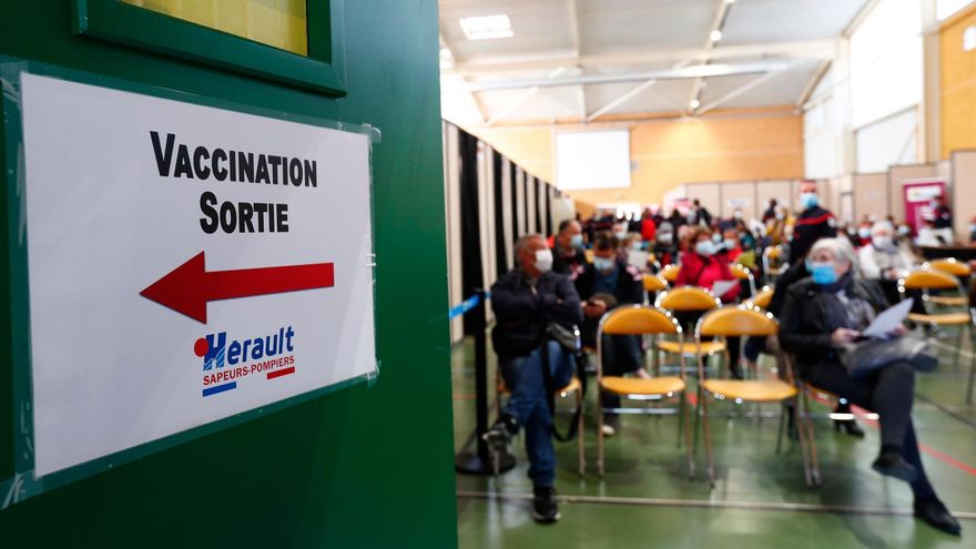 Francia podría abrir a todos los adultos la dosis recordatorio de la vacuna