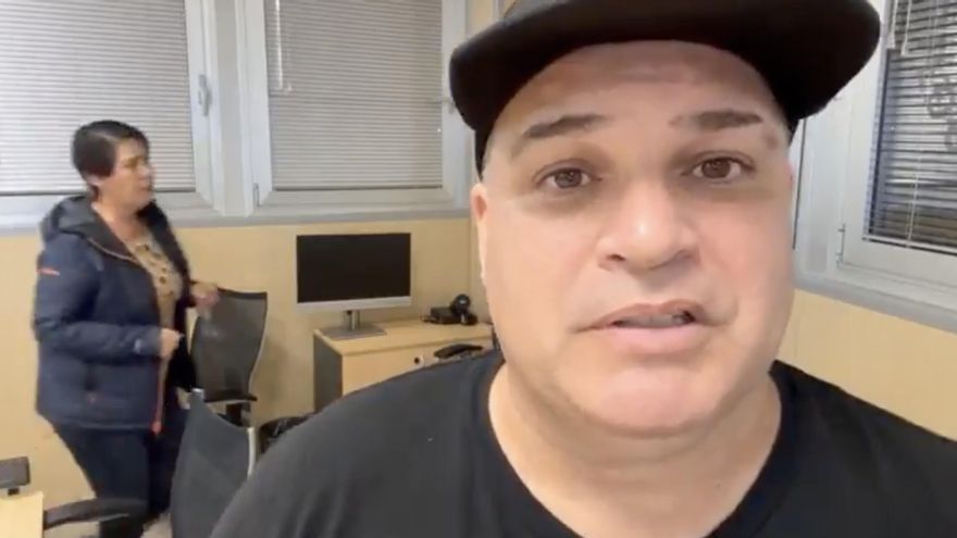 Un influenciador narrando la borrasca desde el centro de emergencias de Tenerife: “Estoy jodido, me tengo que operar de las caderas”