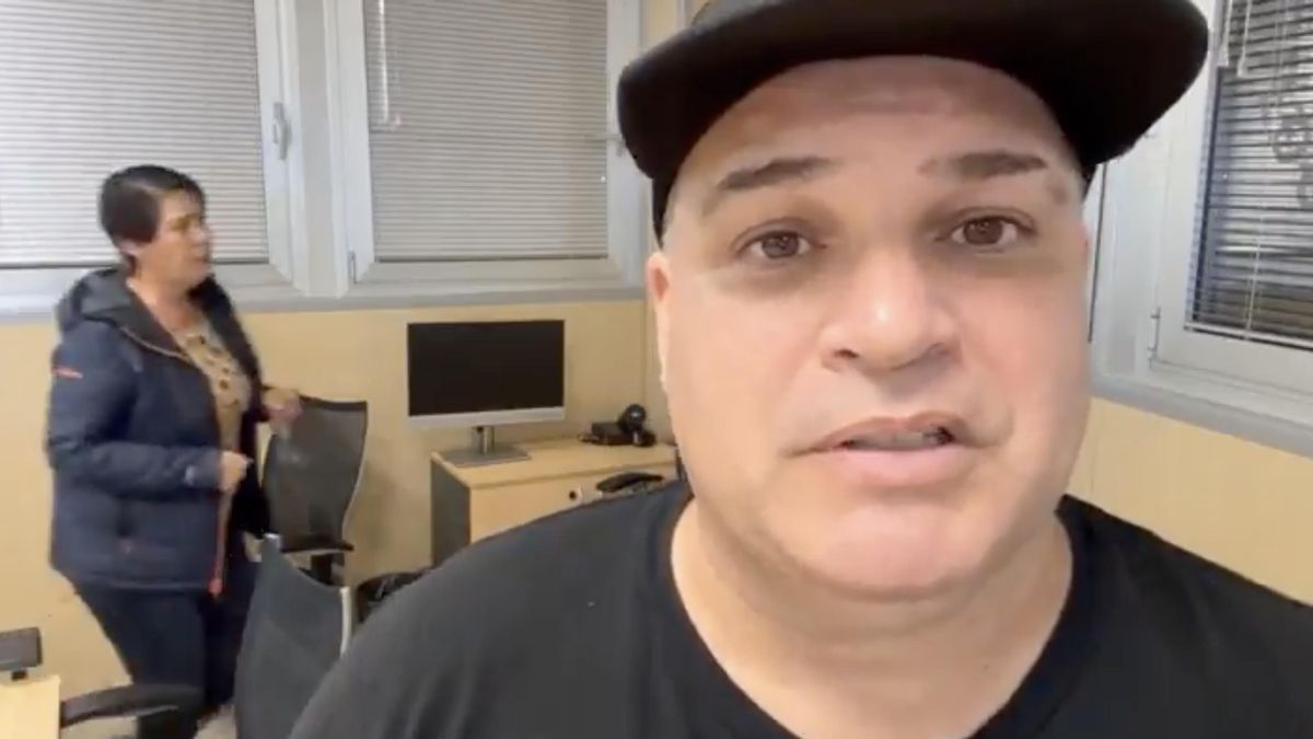 Un influenciador narrando el temporal desde el centro de emergencias de Tenerife: “Estoy jodido, me tengo que operar de las caderas”