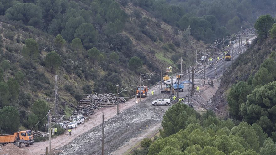 Imágenes de las obra de reparación de la vía en Adamuz tras el siniestro, a 29 de enero de 2026, en Córdoba (Andalucía, España).