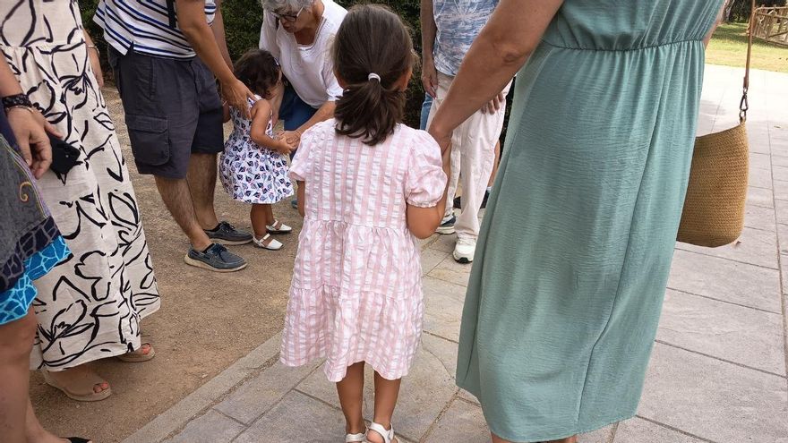 Hermanas adoptadas tras haber pasado por dos familias de acogida