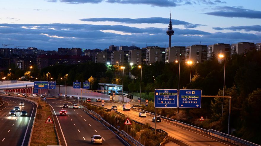 La Comunidad de Madrid levanta este lunes las restricciones en 13 zonas básicas de salud, pero impondrá limitaciones en el área básica de Barcelona (Móstoles) y las mantendrá en otras 17 áreas, donde seguirá estando prohibido entrar o salir salvo por casos justificados, como ir a trabajar. EFE/Víctor Lerena