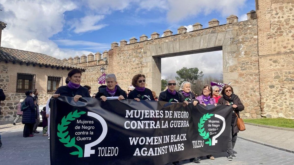 El movimiento pacifista Mujeres de Negro contra la Guerra de Toledo recibe el premio 'La Teta Violeta' en el 8M
