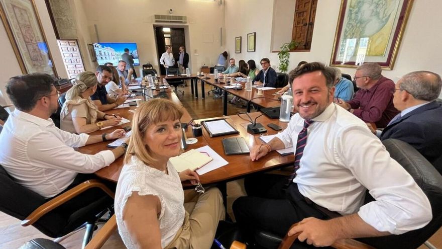 El gobierno de PP y Vox en Elche eleva a 25 los cargos de confianza con un gasto en salarios de 862.377,83 euros al año