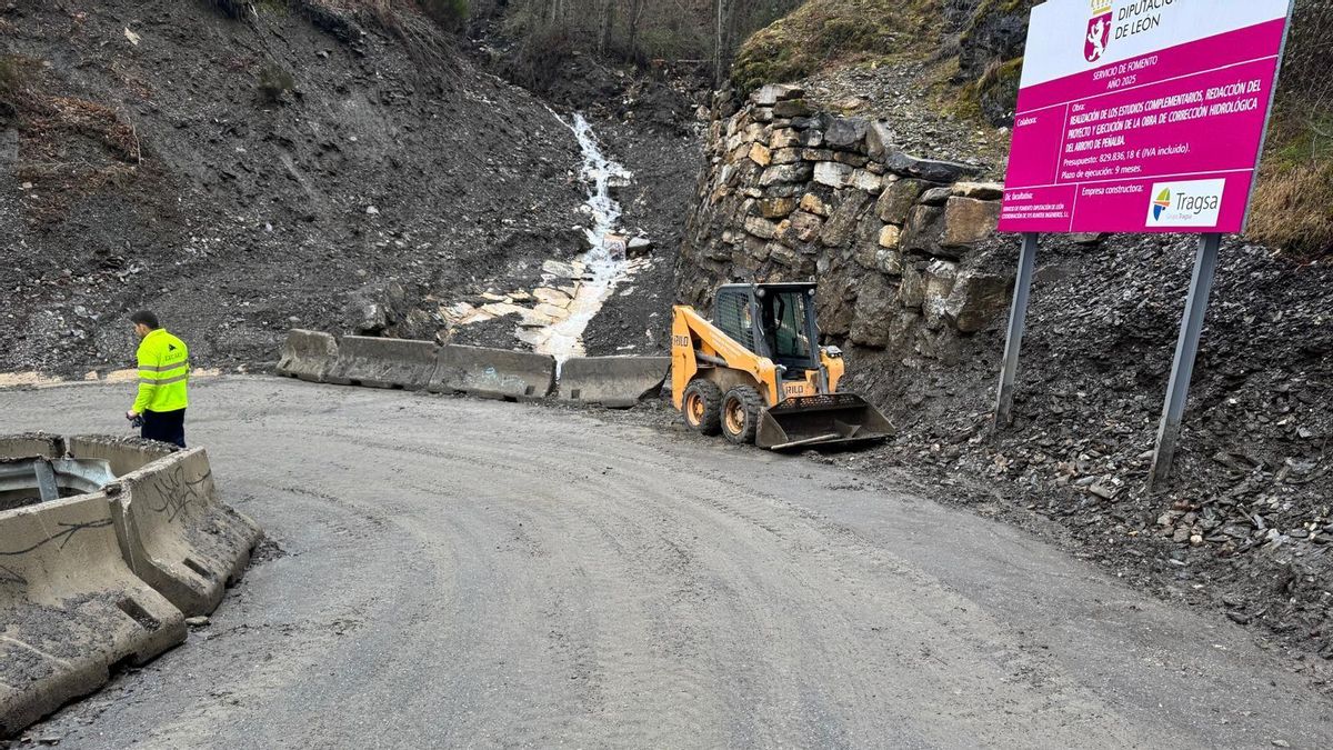 Reabre al tráfico la carretera a Peñalba de Santiago tras dos meses cerrada por un desprendimiento