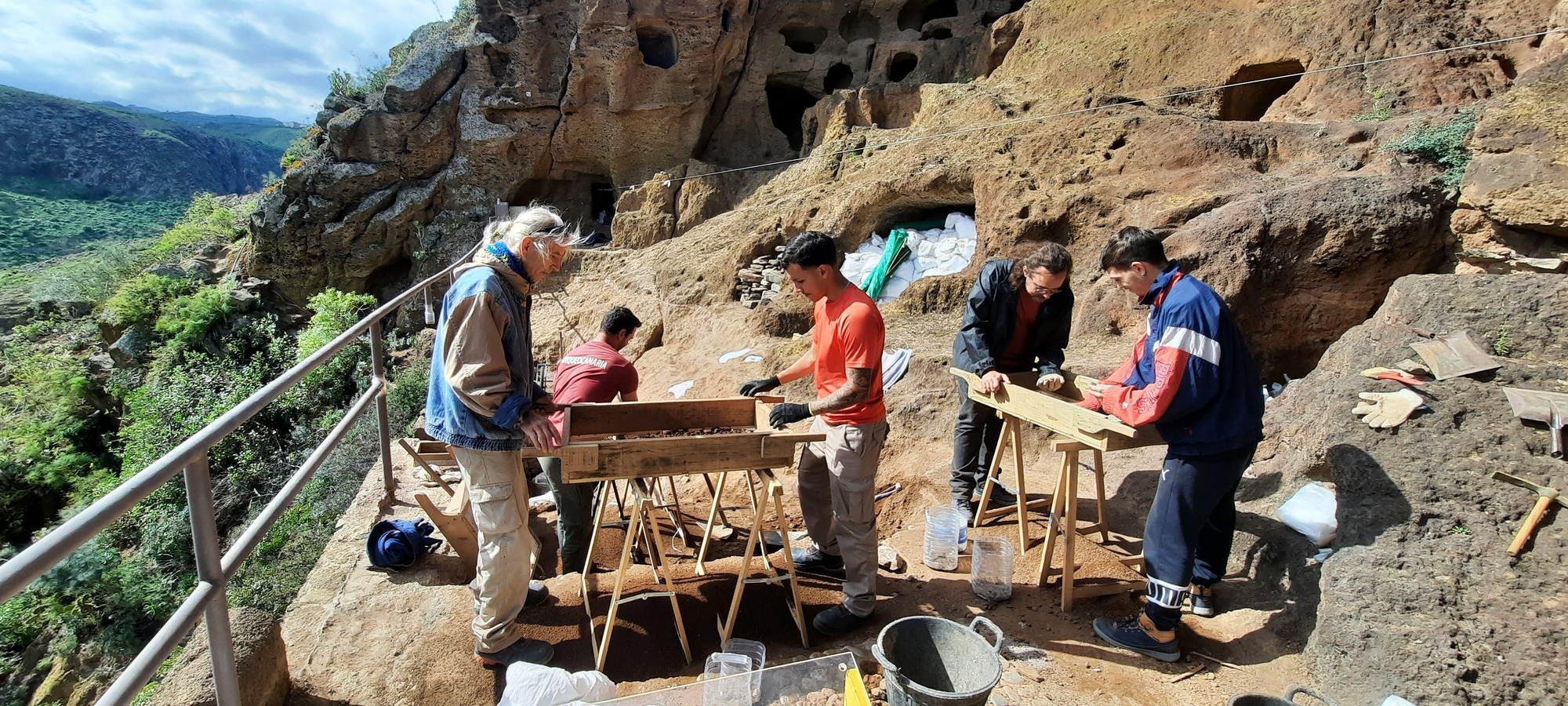 Los arqueólogos criban la tierra que se usó como relleno en 1974, al construir la plataforma de los visitantes. Están apareciendo muchos restos indígenas. Al concluir la excavación, se recuperará el perfil de este singular yacimiento.