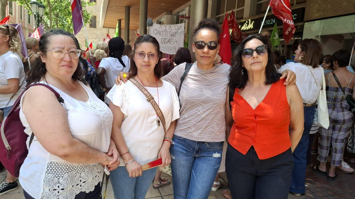 Raquel Rangil, a la derecha, junto con tres de sus compañeras de trabajo.