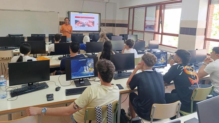 Vox quiere una 'policía educativa' en las aulas valencianas que vele por la "neutralidad ideológica" de los docentes