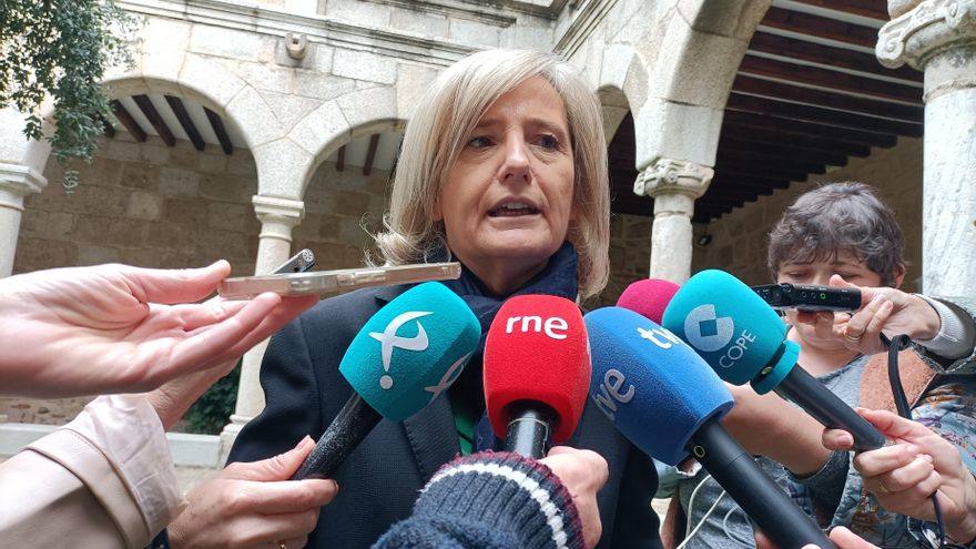 La consejera de Cultura, Turismo, Jóvenes y Deportes de la Junta, Victoria Bazaga, en declaraciones a los medios tras la reunióni del Consejo Rector del Consorcio Teatro López de Ayala de Badajoz