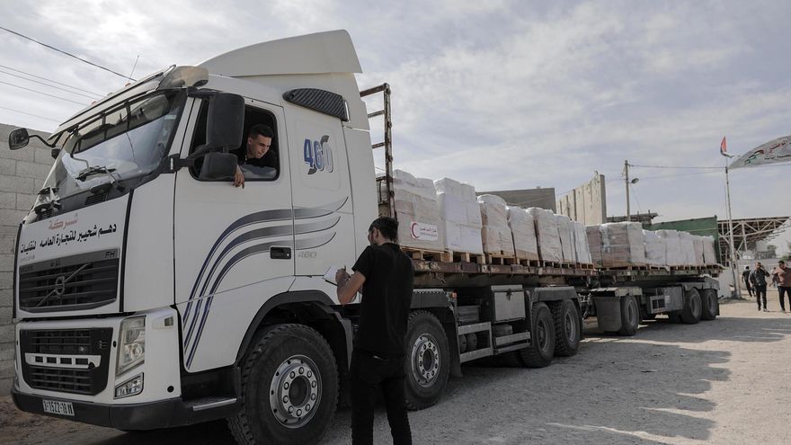 Un convoy de doce camiones entra en Gaza con ayuda de emergencia pero sin combustible
