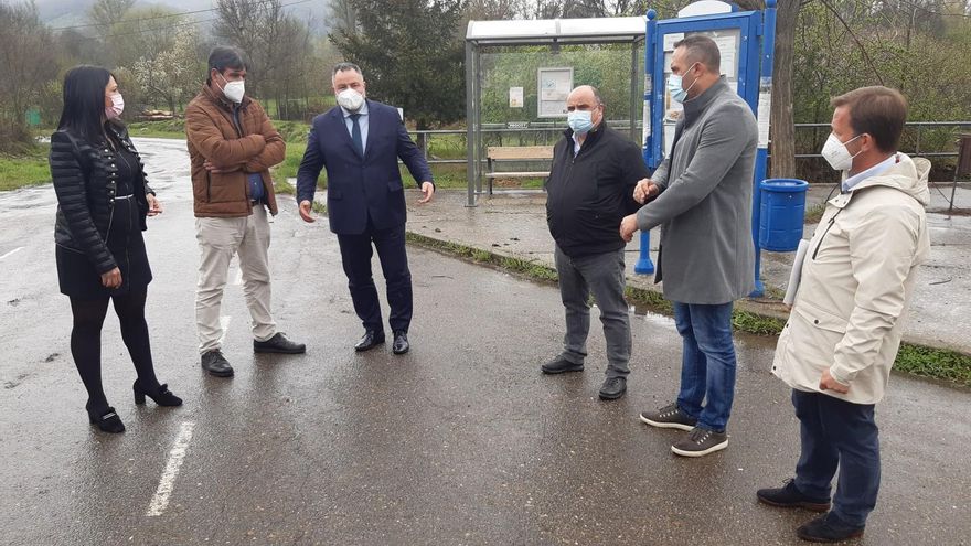 El presidente de la Diputación (tercero por la izquierda) ha visitado Manzaneda de Torío.