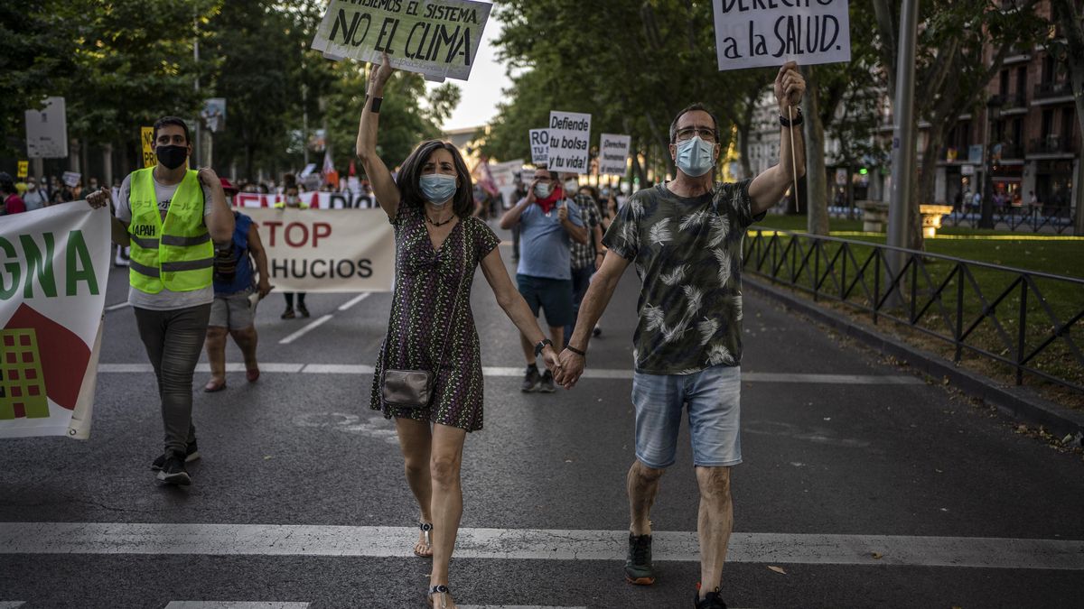 FOTOS | "Si aplaudisteis, entonces ayudadnos ahora": sanitarios madrileños, colectivos y sindicatos se manifiestan en defensa de la salud pública
