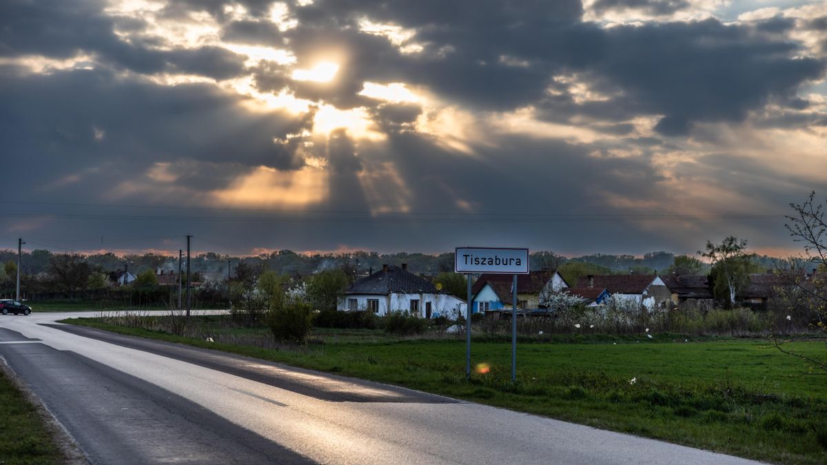 Entrada de la población de Tiszabura.