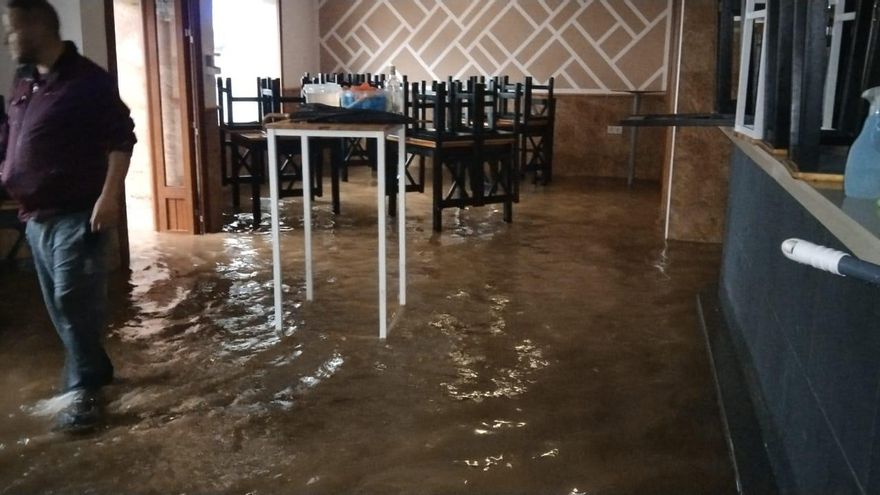El agua del arroyo de La Roca de la Sierra (Badajoz) alcanzó hasta un metro de altura en el bar Cuatro Caminos