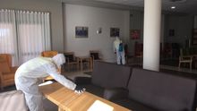 La saturación de los hospitales reduce al mínimo los traslados de enfermos graves desde residencias de ancianos