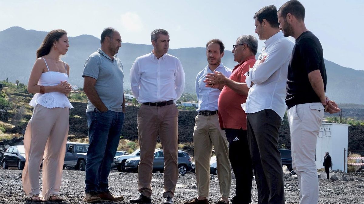 El vicepresidente del Gobierno  de Canasrias, Manuel Domínguez  (c), durante su visita este fin de semana a La Palma.