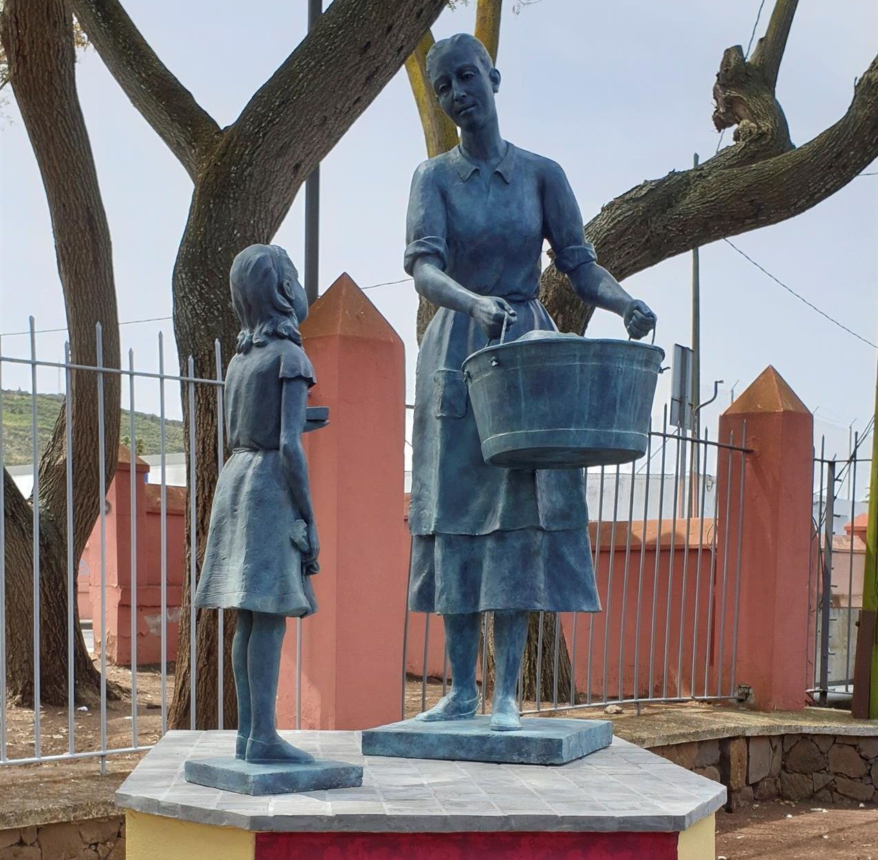 Escultura en homenaje a las lavanderas en La Laguna