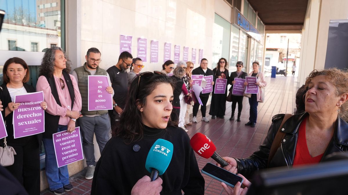 La Asamblea 8M Córdoba se concentra bajo el lema 'No es fe, es acoso'