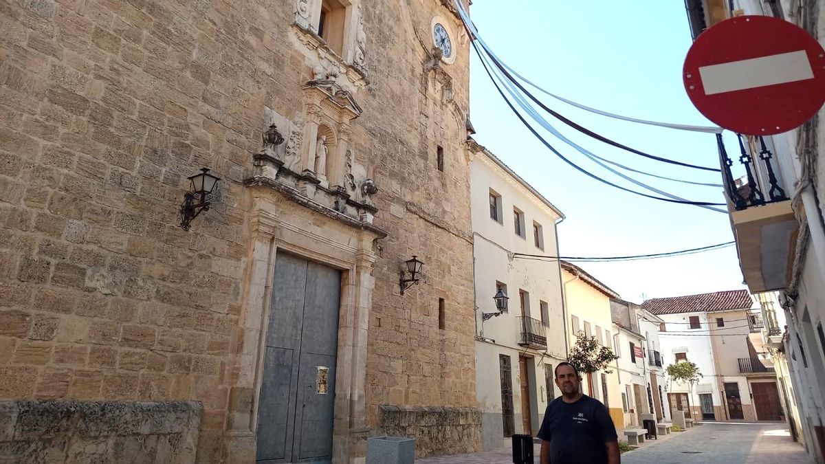 El alcalde de La Granja de la Costera, José Miguel Marín, frente a la iglesia del pueblo.