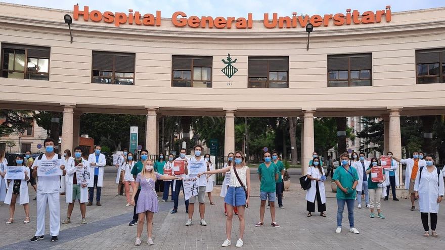 Uns quants MIR a les portes de l’Hospital General de València.
