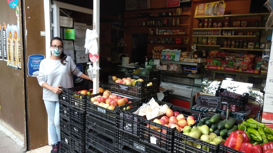 María, que regenta esta fruteria, le canta a sus vecinos y clientes: “¡Negro! ¡Lo veo negro!”.