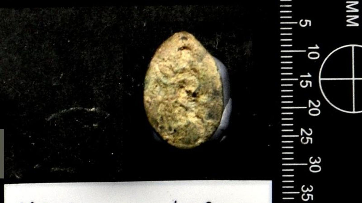 Anillo de hierro con posible imagen de Júpiter  en el entorno del castillo de Montilla. Estos objetos se asocian a menudo a militares romanos.
