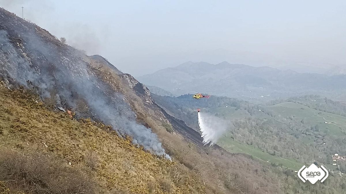 Bomberos de Asturias trabajan en la extinción del incendio en Cabrales (Asturias).
