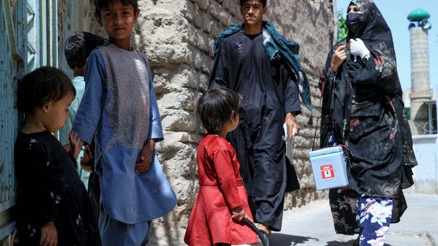 La ley de los talibanes que está matando a mujeres y bebés en Afganistán: "Les supliqué, mi hija se estaba muriendo"